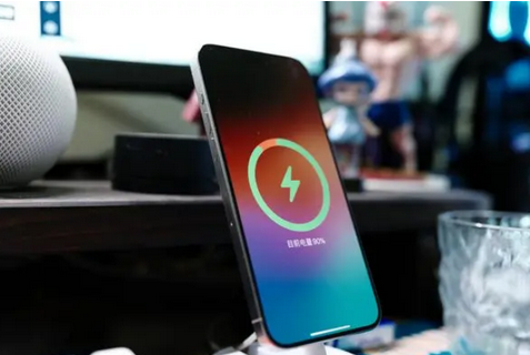 长寿苹果15换屏服务分享用什么充电器给iPhone15充电更好 